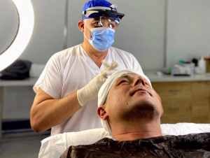 Dr. Hakan Doganay bei FUE Haartransplantation