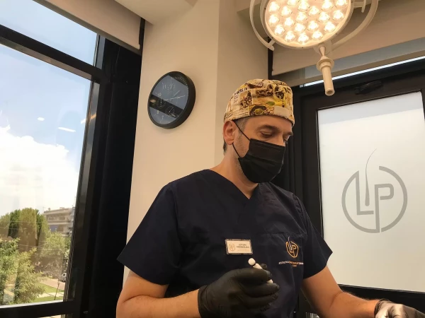 Dr. Lefteris Papanikolaou Haartransplantation Griechenland Athen